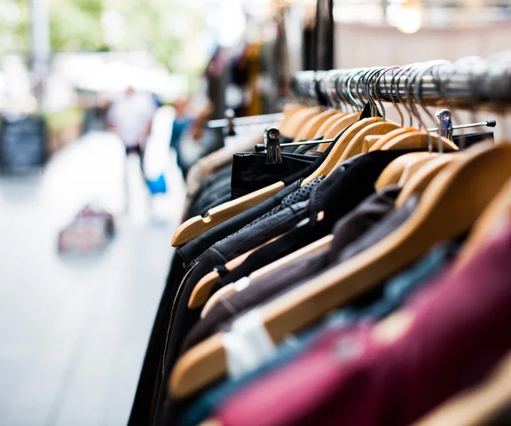 Kultowa polska marka z ubraniami zamyka wszystkie sklepy! Znamy ceny wyprzedaży na zamknięcie! Bluzka na sylwestra niczym z lat 80-tych za 20 zł! 