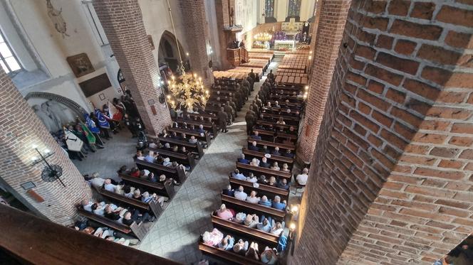 Pogrzeb szczątków ponad 700 ofiar niemieckich zbrodni. 188 trumien w kościele w Chojnicach