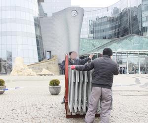 Siedziba TVP jak twierdza. Ustawiają barierki, szykują się na protesty