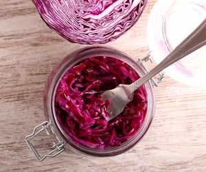 Czerwona kapusta kiszona jako zdrowa alternatywa dla suplementów. Wspomaga organizm i metabolizm