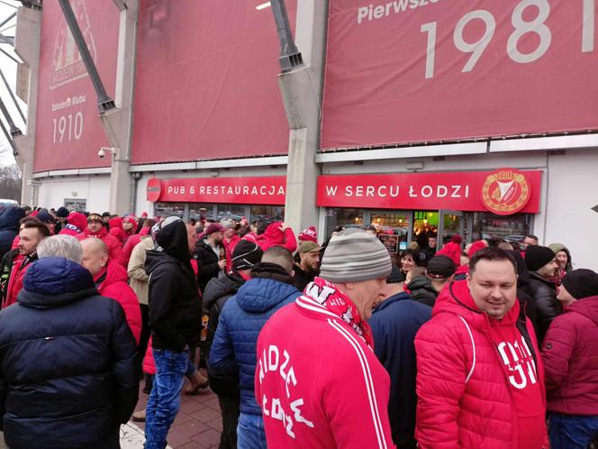 Legia vs. Widzew. Na stadionie w Łodzi zbierają się kibice