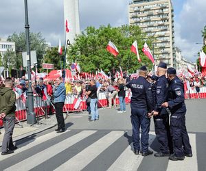 Banery na powitanie Nawrockiego 