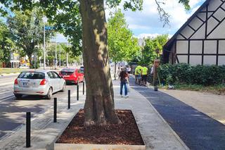 Chodnikowy slalom na Pomorskiej we Wrocławiu. Mieszkańcy: Jak piesi mają tędy chodzić? 