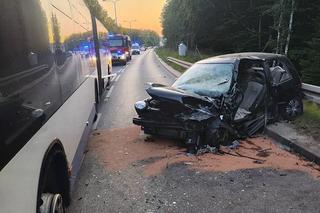 W Gdyni autobus miejski zderzył się z autem. Trzy osoby poszkodowane