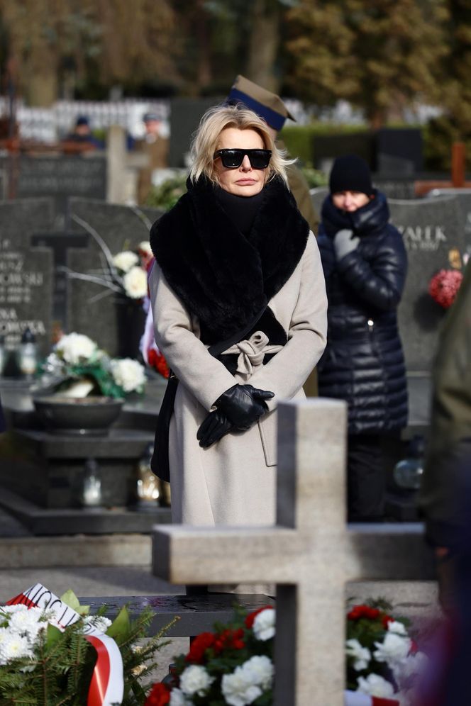 Joanna Racewicz ociera łzy przy grobie męża, pocieszyła ją Barbara Nowacka