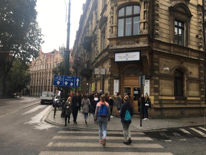 Kraków. Gigantyczne kolejki w punktach sprzedaży biletów MPK [ZDJĘCIA]