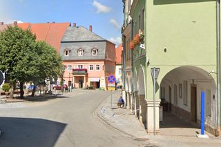 Ta wieś jest ozdobą Dolnego Śląska. Są tu słynne drewniane domy tkaczy 