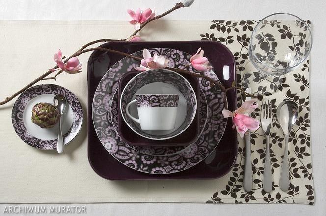 Zastawa stołowa na wielkanocne śniadanie: fiolet i biel
