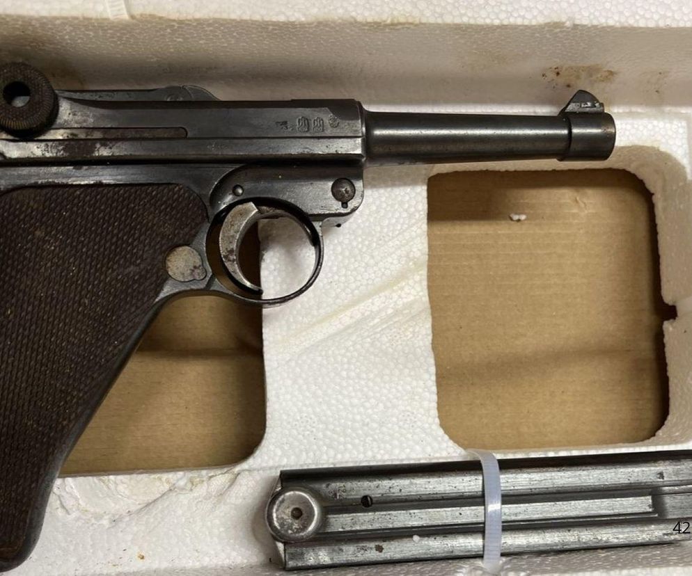Niezwykłe znalezisko na strychu. Podczas prac remontowych znaleziono pistolet