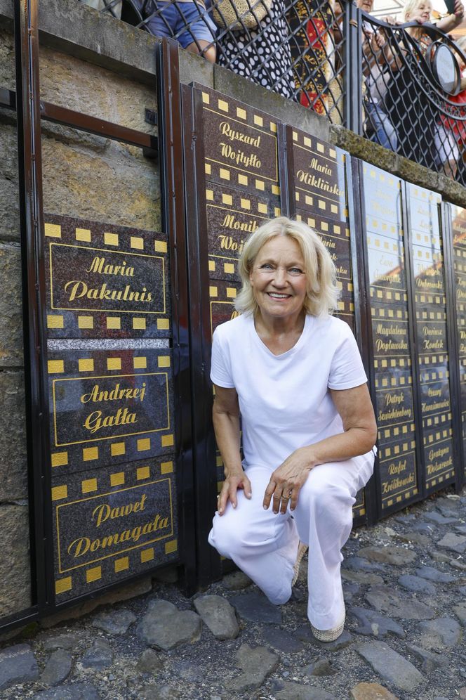 Cała na biało Maria Pakulnis szaleje z sierpem w Lubomierzu. Renata Dancewicz tym razem na spokojnie