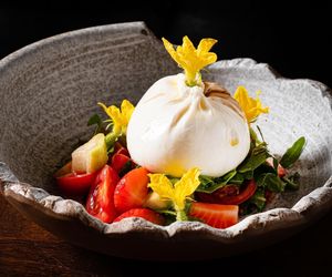 Wegetariańska przystawka z grilla zachwyci swoim smakiem. Grillowana cukinia z burratą i orzeszkami to hit