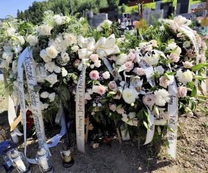 Pogrzeb Justyny i Zbigniewa. Ich groby utonęły w białych kwiatach