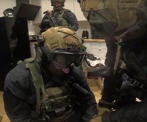 Strzelanina w Bydgoszczy, mężczyzna z raną brzucha. Policjanci weszli do sprawcy o 6.15! Jest NAGRANIE