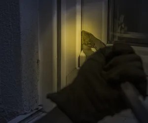 Policjanci  z Gilowic zatrzymali włamywacza. Trwają poszukiwania wspólników przestępcy