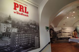 Wystawa „Czy mnie jeszcze pamiętasz… PRL w Siedlcach” była dostępna w Muzeum Regionalnym od 5 kwietnia 2024 roku do 16 marca 2025 roku