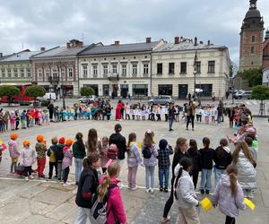 Happening na Rynku na otwarcie Tygodnia Bibliotek w Nowym Sączu