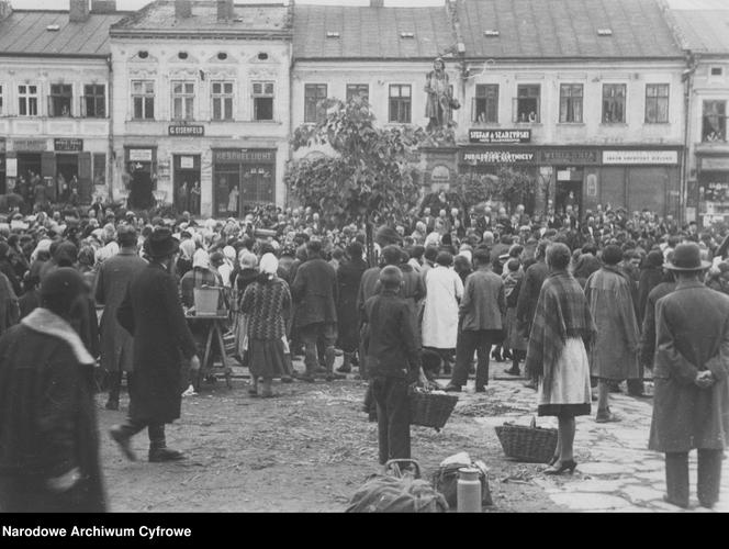 Handlujący pod pomnikiem Tadeusza Kościuszki w Rzeszowie. 1918 - 1939.