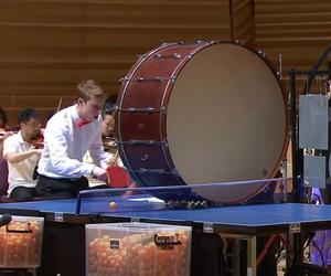 Jedni grali koncert na instrumentach, inni paletkami. Czemu w filharmonii grali w ping-ponga?