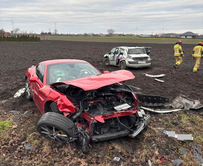 Wypadek w Radziejowie. Piękne Ferrari rozbite, 19-latek ukarany