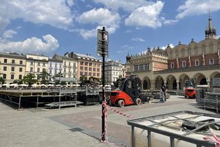 Kontrowersyjna budowa na Rynku Głównym w Krakowie. Mieszkańcy podzieleni