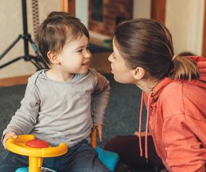 Kupa i bąki to ulubione tematy dziecka? Psycholog radzi, jak mądrze reagować