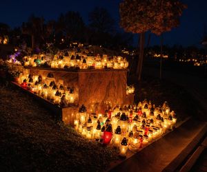 Tysiące zniczy rozświetliło polskie cmentarze. Niezwykły widok po zmroku
