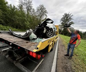 Samochód ciężarowy zderzył się z osobowym autem. Cztery osoby zginęły. Droga zablokowana