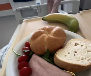 Filip Chajzer pokazał szpitalne jedzenie