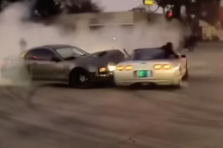 Corvette i Mustang zderzyły się na środku ulicy. To nie była zwykła stłuczka