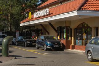 Gigantyczne kolejki samochodów pod McDonald's. Chcesz zjeść? Musisz odstać swoje