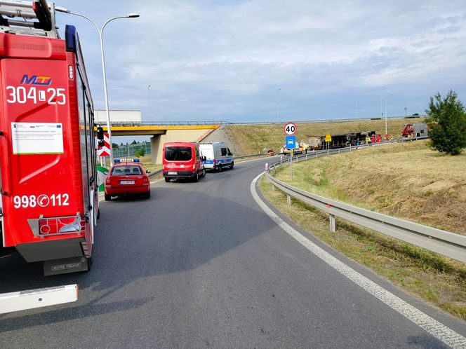 Wypadek w Elizówce. Kierowca był zakleszczony w pojeździe