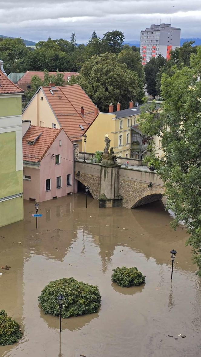 Tragiczna sytuacja w Kłodzku. Władze apelują: "Ratujcie swoje życie!"