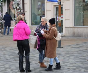 Hostessy rozdawały przechodniom darmowe pączki. To akcja galerii Felicity