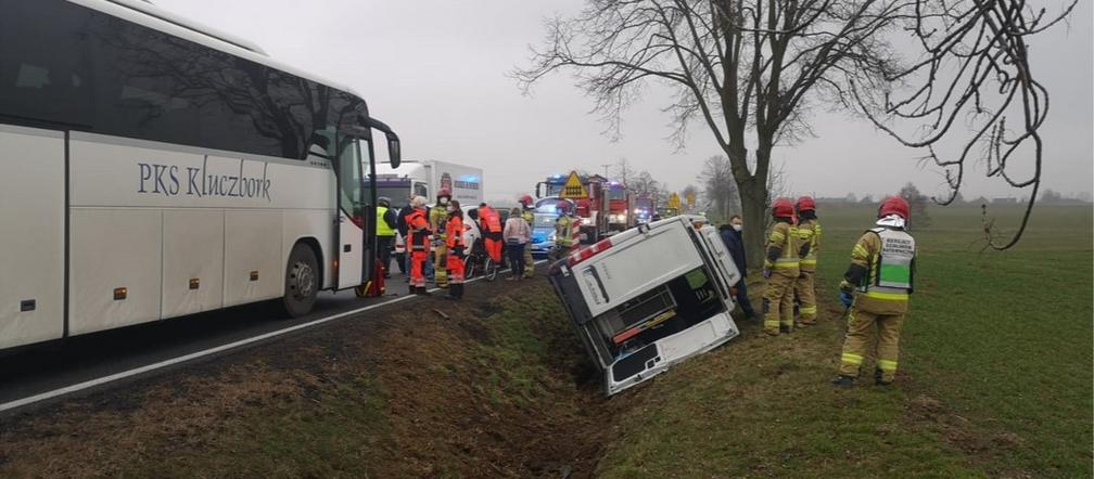 Krzywizna: Wypadek na DK 11. W busie niepełnosprawne dzieci. Są ranni! [ZDJĘCIA]