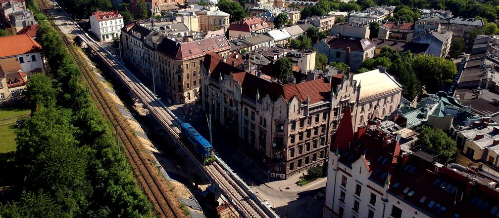Kraków: Pierwsza lokomotywa przejechała po nowych estakadach kolejowych na Grzegórzkach