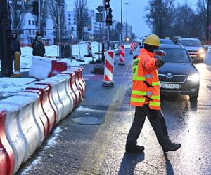 Paraliż na Mokotowie, zamknęli ważne skrzyżowanie. Kierowcy utknęli w korkach, autobusy na objazdach