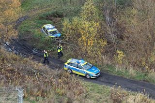 Policyjny pościg zakończony na drzewie! Radiowóz rozbity, policjant w szpitalu – co się stało w Pęcicach?