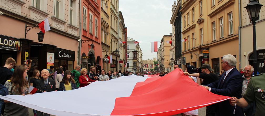 Od Bramy Floriańskiej do Wawelu: Kraków pobił rekord na najdłuższą flagę Polski! [ZDJĘCIA]