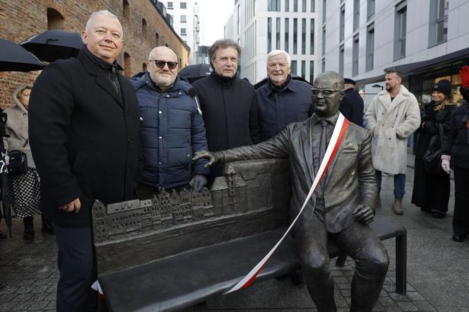 Tak wygląda ławeczka Pawła Adamowicza. Stanęła w rocznicę śmierci w Gdańsku