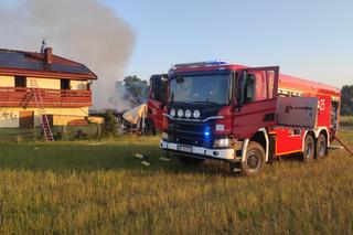 Gaszenie przez strażaków pożaru Baru Letniego