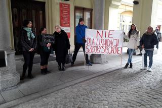 Rodzice protestowali przed sesją Rady Miejskiej Wrocławia