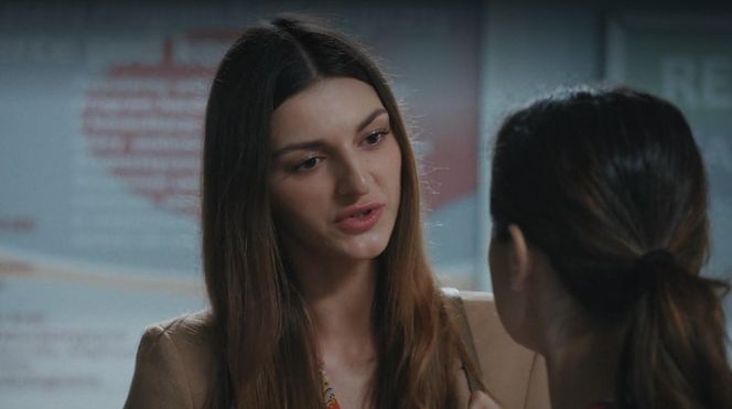 M jak miłość odc. 1887. Kasia (Paulina Lasota), laborantka Anka Sokołowska (Katarzyna Russ)