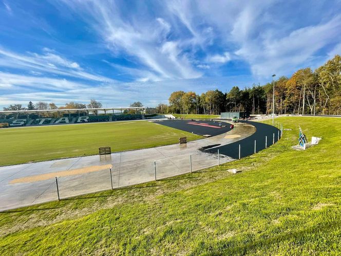 Remont starachowickiego stadionu trwa. Na plac budowy dotarły słupy oświetleniowe