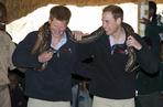 William i Harry bawią się wężem 