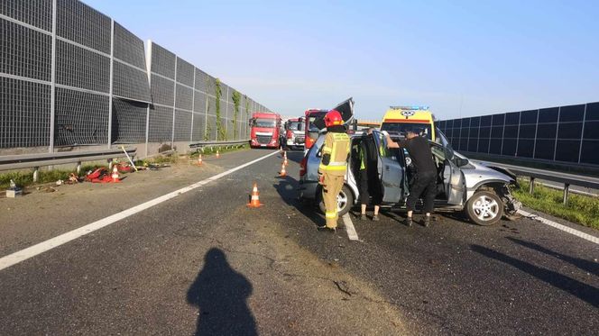 Paraliż na autostradzie A4! Samochód uderzył w bariery w Bielczy. Korek w kierunku Tarnowa!