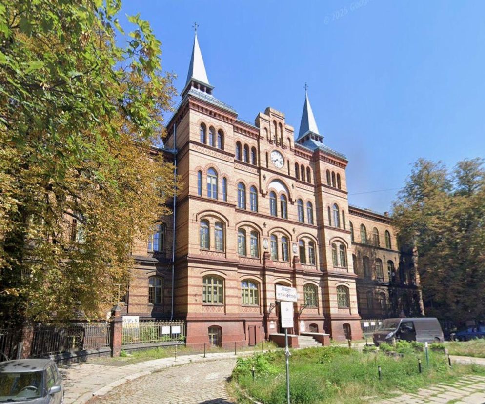 Najstraszniejszy budynek Wrocławia według AI. Wygląda jak z filmu grozy 