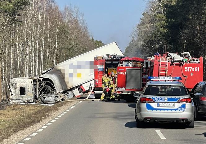 Mała osobówka stanęła w ogniu. Spłonął kierowca