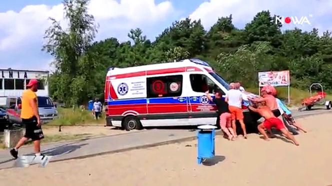 Dramat na plaży! Karetka jadąca do pacjenta zakopała się w piachu! [WIDEO NOWA TV 24 GODZINY]