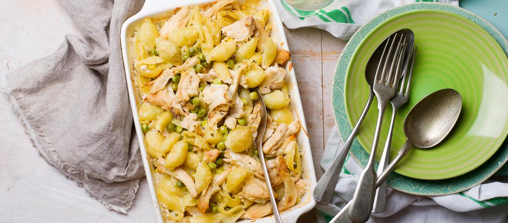 Makaron zapiekany z kurczakiem i groszkiem zielonym: przepis na idealną zapiekankę