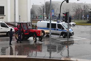 SZOK w centrum Kielc! Traktorzysta w KLAPKACH w rękach policji! Co się stało? [ZDJĘCIA]